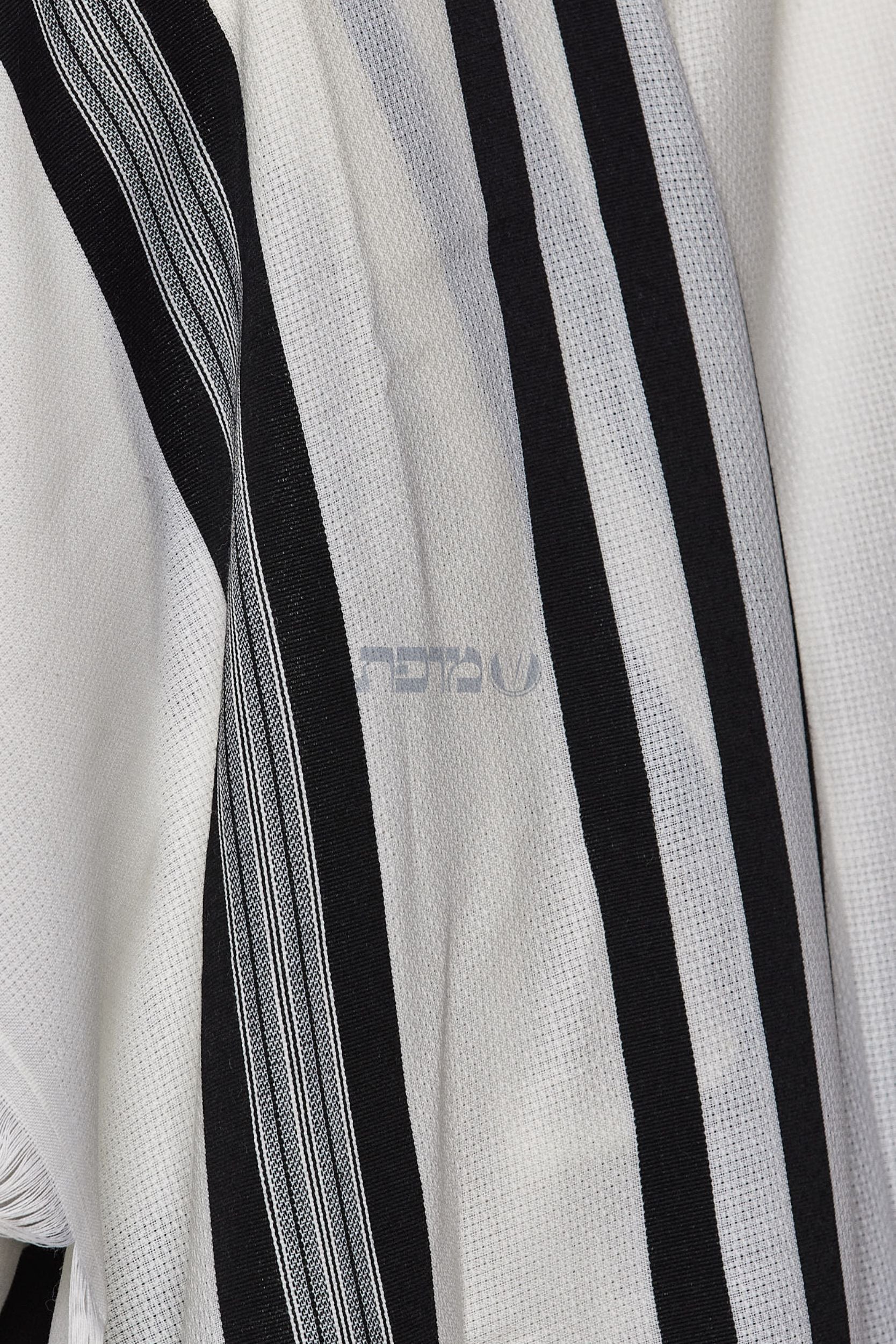 Mofet Wool Tallit - Lamenatzach/Non-Slip Weave Design (TAL-WOL)
