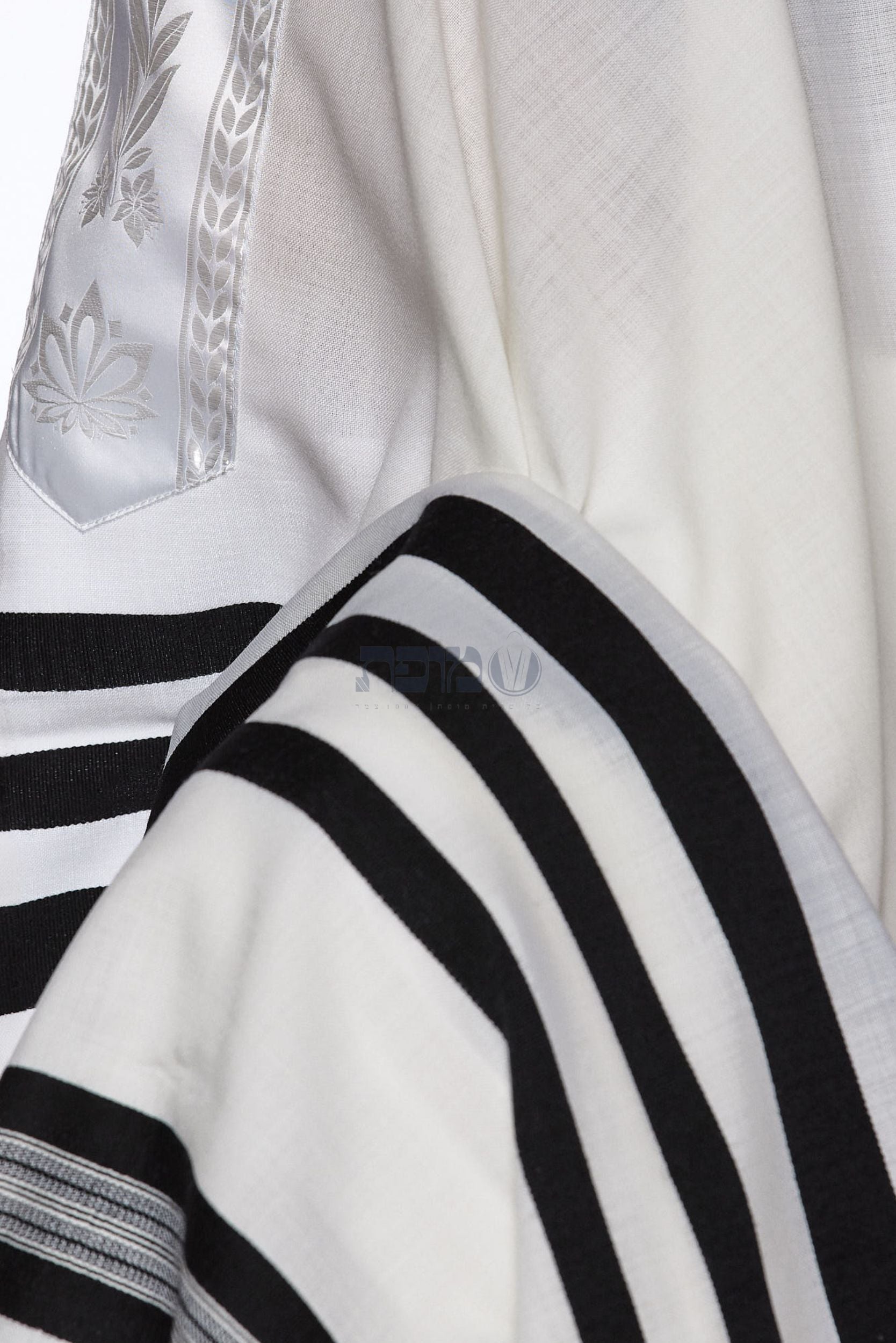 Mofet Wool Tallit - Modim/Clean Design Black Lines (TAL-WOM)